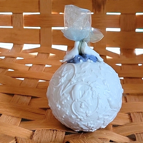 2008 LLADRO CHRISTMAS BALL W/TWO BEAUTIFUL DOVES ON TOP! - Picture 3 of 7